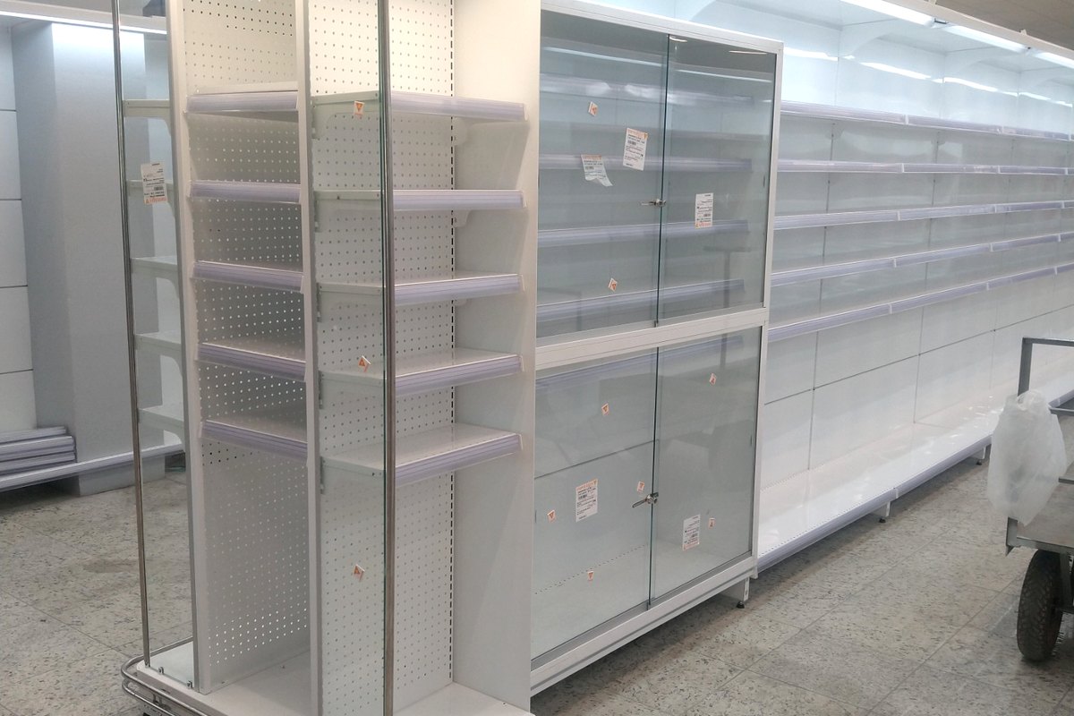 Gôndolas comerciais instaladas